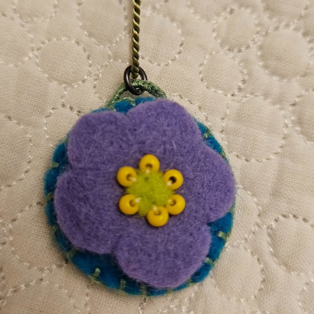 Felt flower necklace NWOT